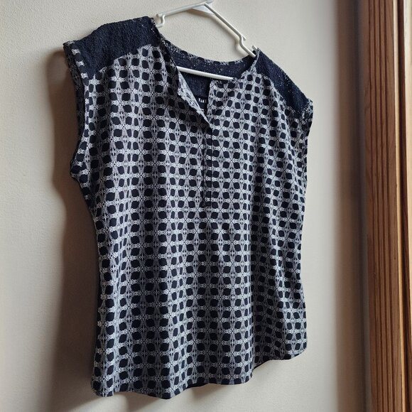 Van Heusen Black/White Print Cap Sleeve Blouse Size Large - Picture 3 of 12